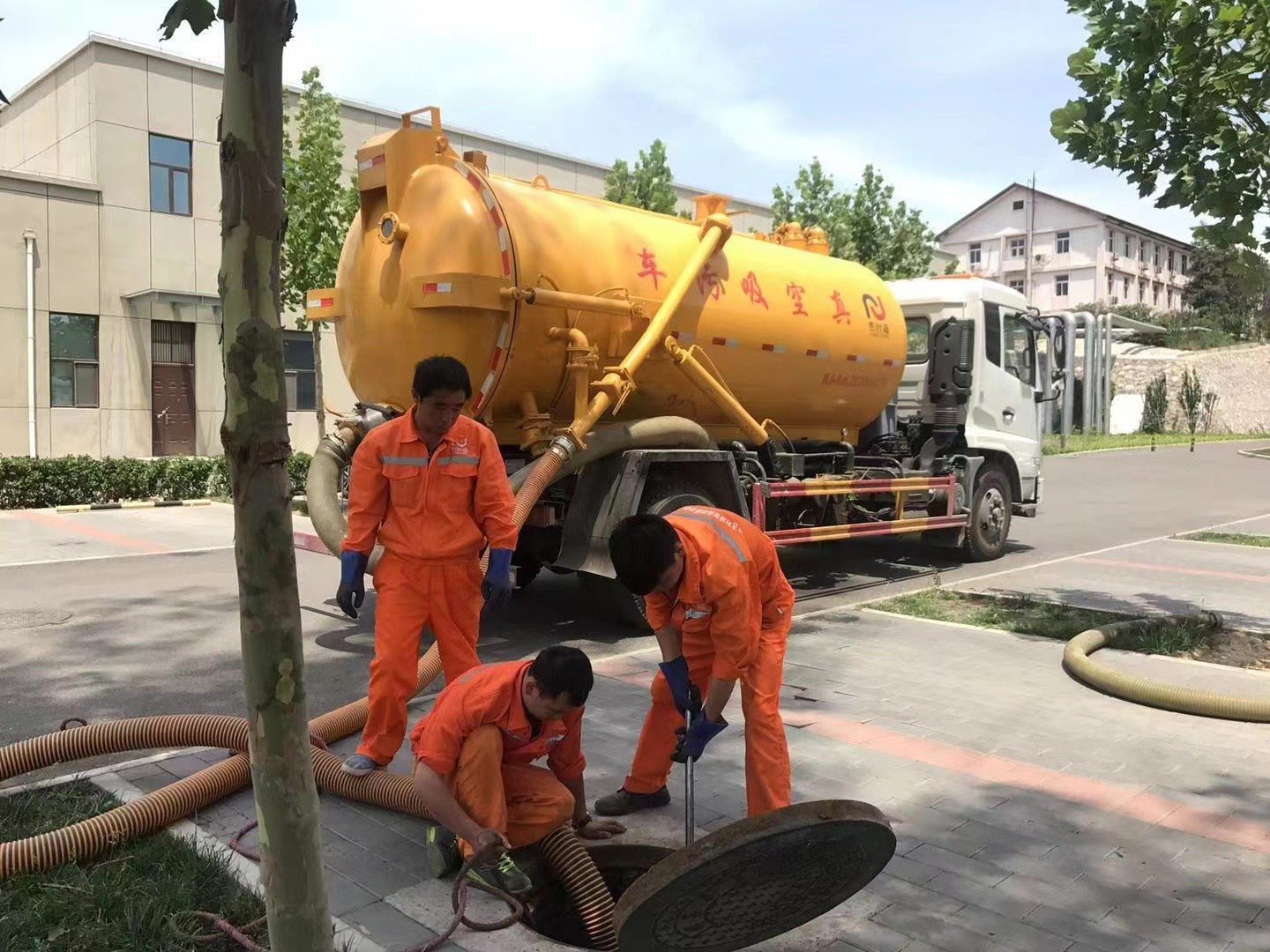 霞山管道疏通车停在窨井附近