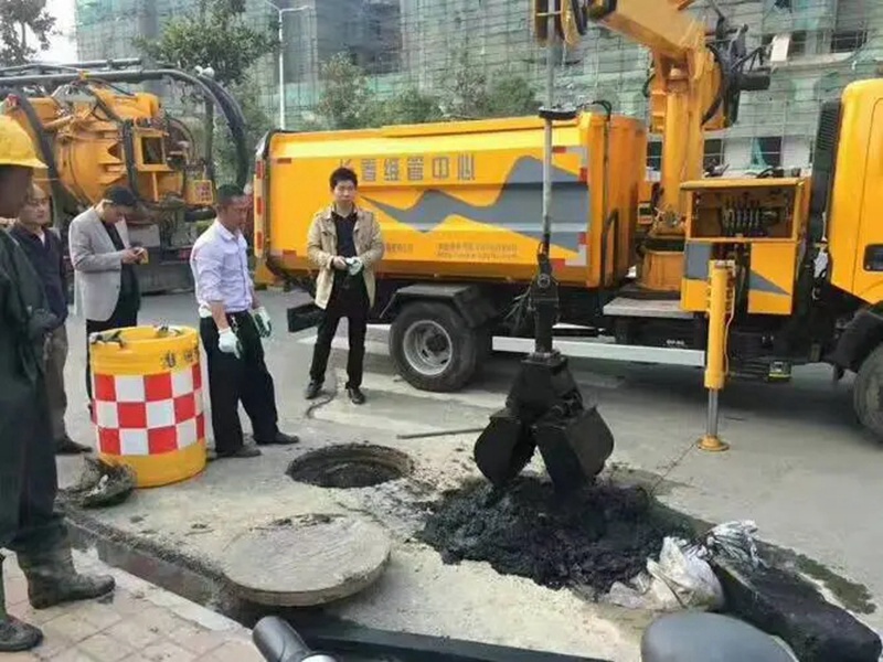 霞山街道：网格员化身“清道夫”，为民解忧疏通“堵心”化粪池