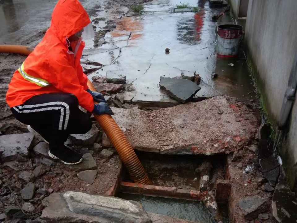 霞山专业清理污水池 炜誉市政以规范流程守护城市 “肠道”