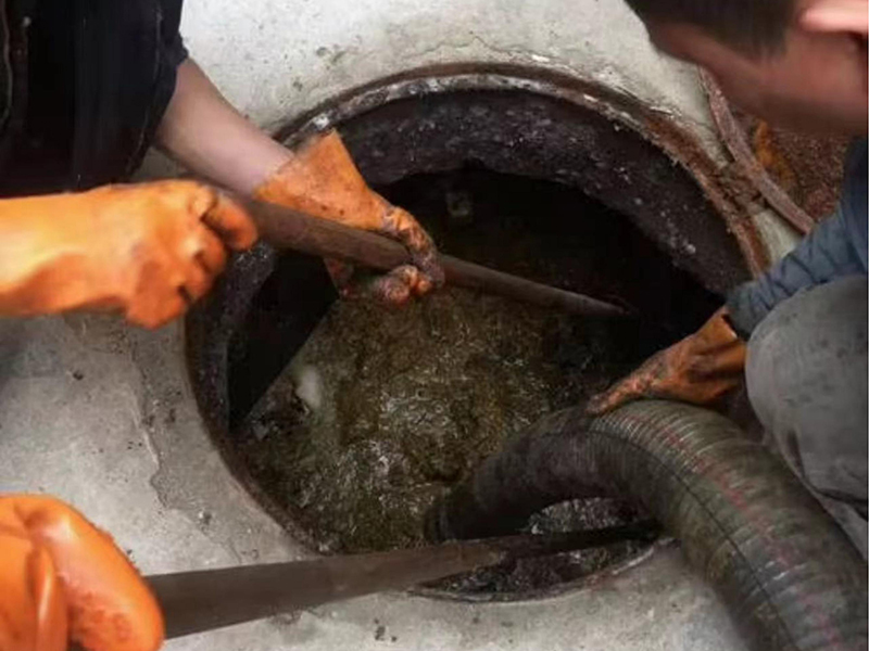 霞山清理化粪池时如何避免沼气的危害？